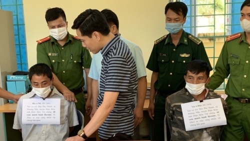 Bắt tại chỗ hai gã trai bản ôm 60 bánh heroin..