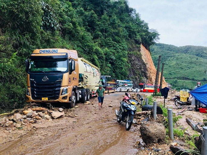 Đất đá sạt lở trôi theo dòng nước từ trên núi đổ xuống đèo Ô Quý Hồ (Sa Pa) 