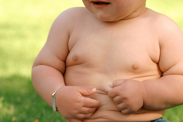 Trẻ cần được sinh hoạt đúng giờ, ăn uống khoa học và tăng cường vận động để hạn chế nguy cơ thừa cân, béo phì 	(ảnh V.H)