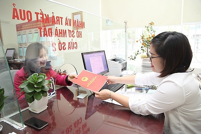 Giải quyết thủ tục hành chính cho người dân tại bộ phận một cửa ở quận Tây Hồ 