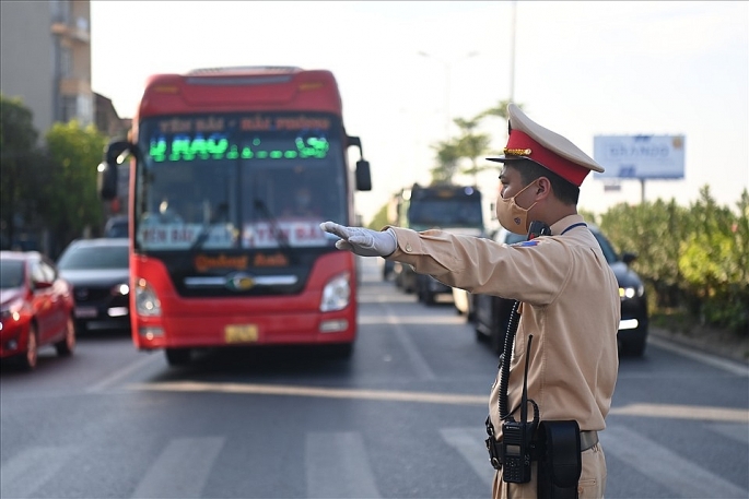Trước tình trạng ùn tắc cục bộ tại 22 chốt kiểm dịch ra vào thành phố, Chủ tịch Ủy ban Nhân dân thành phố Hà Nội Chu Ngọc Anh đã chỉ đạo khẩn hai lực lượng Công an và Giao thông vận tải có giải pháp kịp thời khắc phục ngay.