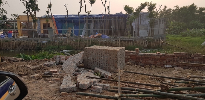 Trong khi nhà anh Toàn bị cưỡng chế thì ngay sát đó là công trình xây dựng của nhà ông Nguyễn Hưng Tiến cũng có trong danh sách cưỡng chế cùng ngày nhưng  công trình vẫn tồn tại tới thời điểm này                                                                                                   