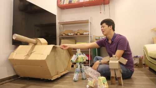 Thông điệp xanh từ ông bố biến rác thải thành đồ chơi cho con