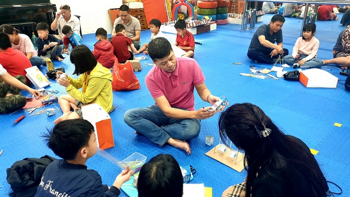 1.	Anh Bùi Văn Huy trong một buổi sinh hoạt hướng dẫn cha mẹ làm đồ chơi từ rác tái chế cùng các con. (Ảnh chụp trước ngày 23/4/2021). Ảnh NVCC