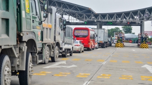 Đề nghị CSGT dẫn đoàn xe chở hàng thiết yếu qua chốt kiểm soát dịch ở Hà Nội