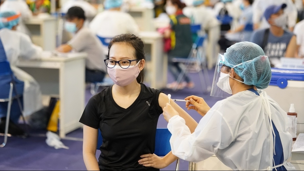 Thủ tướng Phạm Minh Chính: Thần tốc hơn nữa trong thực hiện chiến dịch tiêm chủng vắc-xin