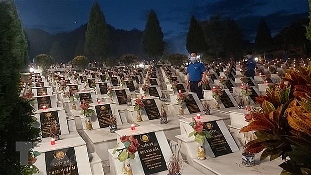 Hàng nghìn ngọn nến được các đoàn viên, thanh niên tỉnh Hà Giang thắp lên tại Nghĩa trang Liệt sỹ Quốc gia Vị Xuyên. (Ảnh: Nguyễn Chiến/TTXVN)
