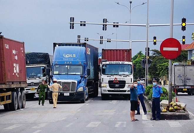 Bộ Giao thông Vận tải vừa có văn bản gửi Ủy ban Nhân dân các tỉnh, thành phố trực thuộc Trung ương đề nghị tạo thuận lợi cho phương tiện vận chuyển hàng hoá thiết yếu, xe đưa đón công nhân, chuyên gia được lưu thông thuận lợi khi đi, đến hoặc đi qua khu vực thực hiện Chỉ thị số 16/CT-TTg.