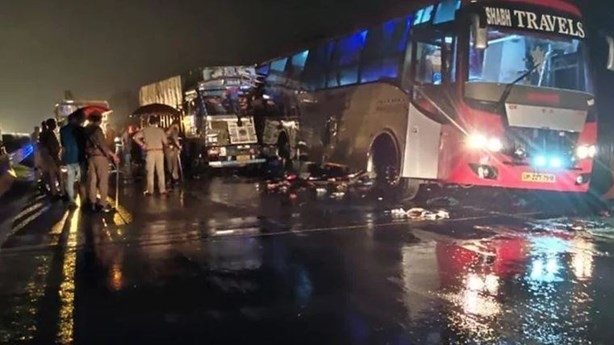 Ô tô tải đâm xe buýt 2 tầng, 18 người thiệt mạng