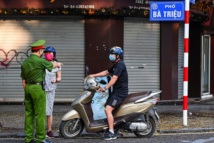 ngày thứ 5 Thành phố Hà Nội thực hiện giãn cách theo Chỉ thị 17, lực lượng chức năng đã xử phạt 898 trường hợp vi phạm với số tiền hơn 1,6 tỷ đồng ngày thứ 5 Thành phố Hà Nội thực hiện giãn cách theo Chỉ thị 17, lực lượng chức năng đã xử phạt 898 trường hợp vi phạm với số tiền hơn 1,6 tỷ đồng