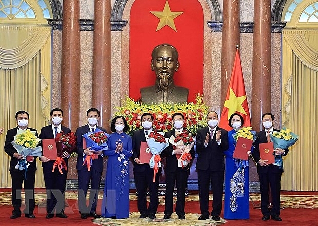 Chủ tịch nước Nguyễn Xuân Phúc trao Quyết định cho các Bộ trưởng, các cơ quan ngang Bộ. (Ảnh: Thống Nhất/TTXVN)