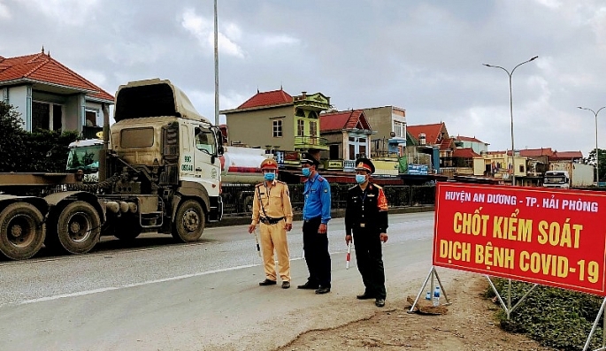 tăng cường việc kiểm soát chặt chẽ người và phương tiện vận tải hàng hóa vào thành phố. 