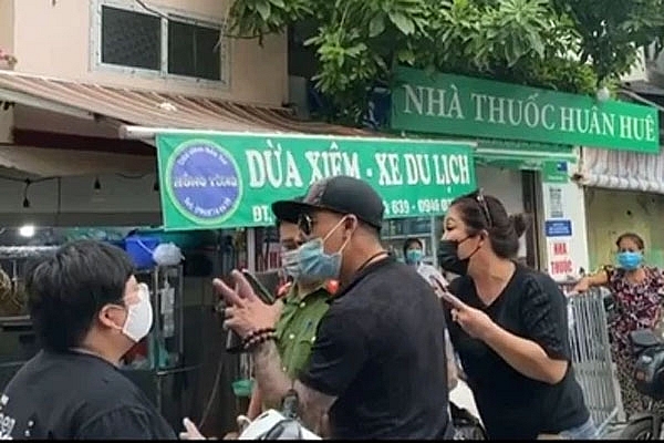 Hình ảnh ghi lại cảnh đôi vợ chồng gây rối trước chốt kiểm soát chợ Yên Phụ, quận Tây Hồ