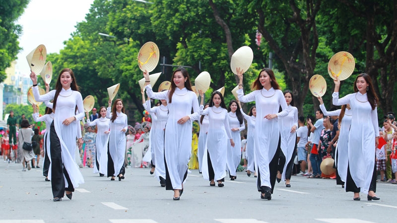 Phát triển văn hoá, nâng cao chất lượng nguồn nhân lực, xây dựng người Hà Nội thanh lịch, văn minh