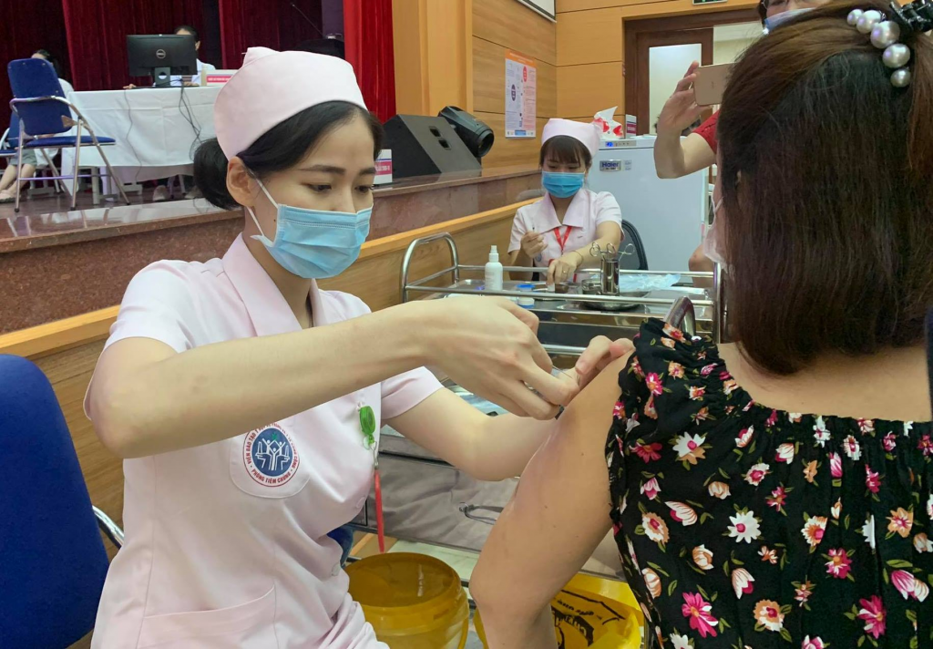 Bộ Y tế phân bổ hơn 1 triệu liều vắc xin phòng Covid-19 cho Hà Nội và TP HCM