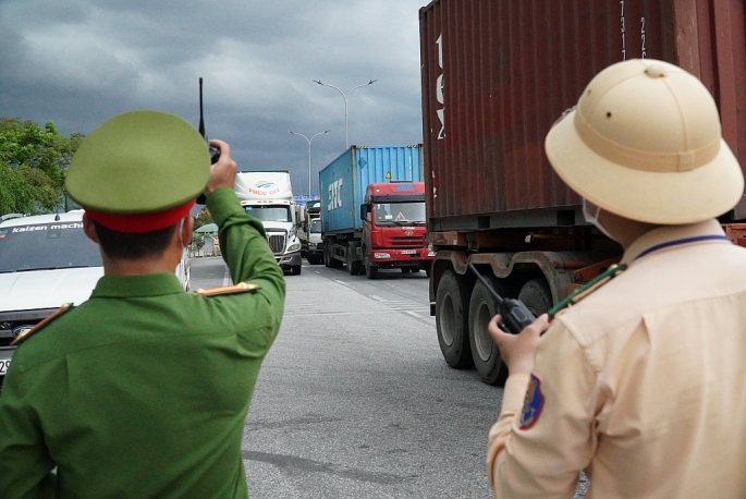 Lực lượng chức năng điều tiết giao thông tại khu vực Chốt kiểm soát số 1, khu vực ga Dụ Nghĩa, Quốc lộ 5, huyện An Dương.