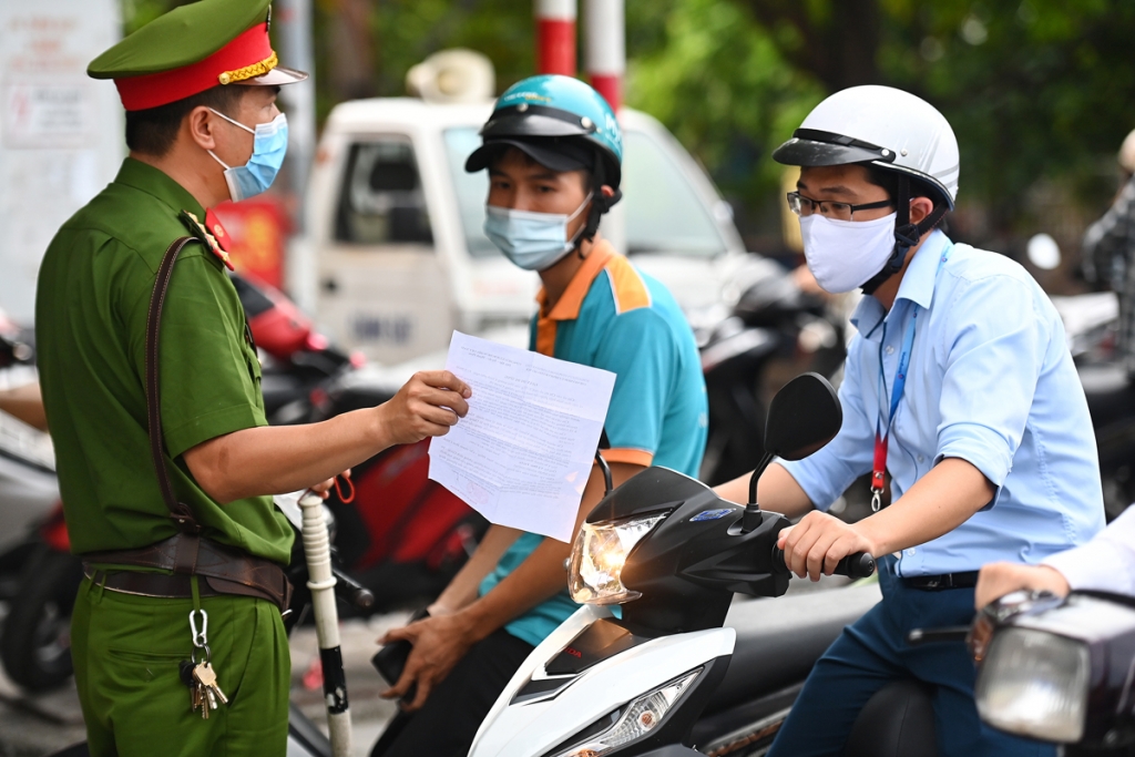 Lực lượng chức năng ở Hà Nội vừa phát hiện 3 đối tượng mua 9 giấy đi đường với giá 12 triệu đồng ở hiệu cầm đồ trên đường Láng.