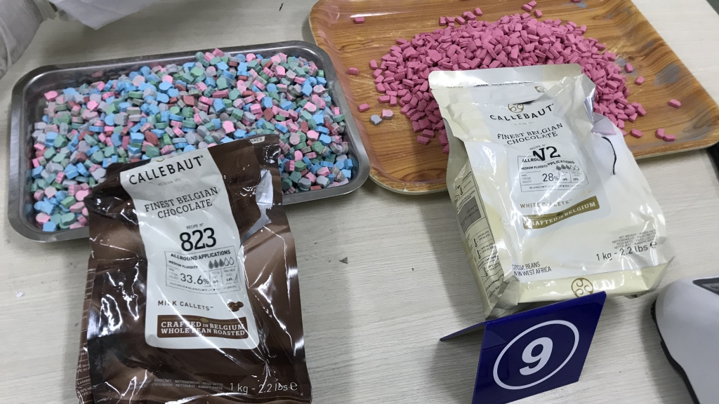 Phát hiện hàng yến ma túy ngụy trang trong các gói socola