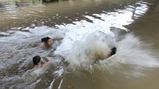 Nhóm học sinh rủ nhau tắm sông, 2 em đuối nước thương tâm