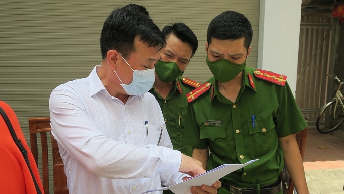 Chủ tịch UBND quận Lê Chân Nguyễn Văn Phiệt chỉ đạo lực lượng Công an tiến hành truy vết các trường hợp liên quan