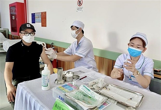 Tiêm vaccine phòng COVID-19 tại Bệnh viện Đa khoa Trung tâm An Giang. (Ảnh: Thanh Sang/TTXVN)