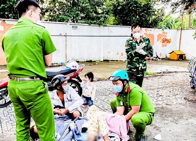 Anh Nguyễn Văn Tĩnh (Lớp CSHS-LT26, Trường Đại học Cảnh sát nhân dân TP HCM) đỡ đẻ ngay bên đường vì thai phụ chuyển dạ sinh con. (Ảnh: Nhân vật cung cấp)