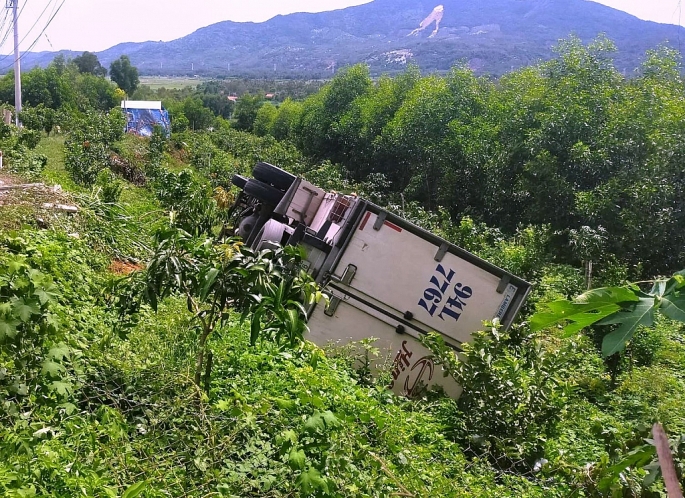 Dừng xe đi vệ sinh, tài xế bị ô tô tải tụt dốc đè tử vong dung xe di ve sinh tai xe bi o to tai tut doc de tu vong