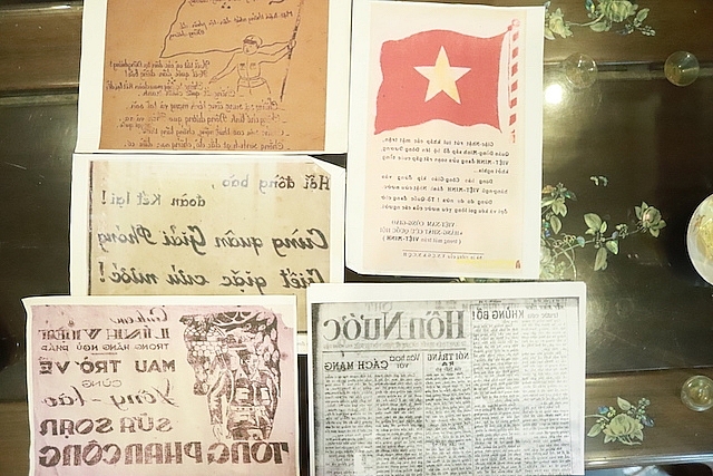  Tài liệu tuyên truyền về Cách mạng tháng 8 và Quốc khánh 2-9 do ông Nguyễn Tiến Hà lưu giữ. Ảnh: Minh An.