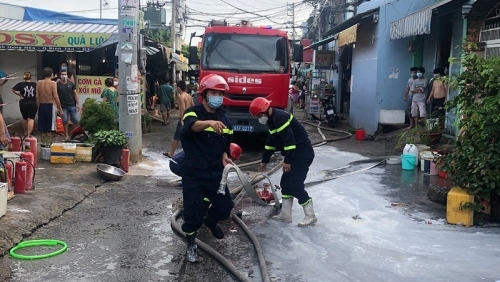 Cháy nhà ở TP HCM làm 3 người mắc kẹt, 1 người tử vong