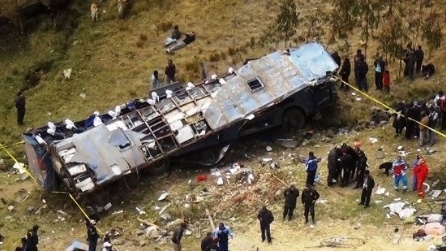Xe buýt lao xuống khe núi, ít nhất 23 người tử vong