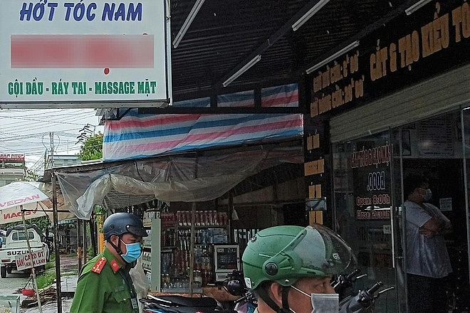 Lực lượng chức năng phường 8 (TP Cà Mau) kiểm tra tiệm cắt tóc 