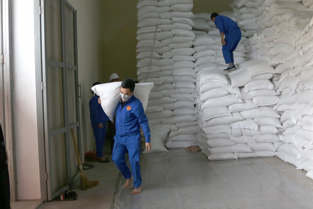 Xuất cấp gần 2.000 tấn gạo hỗ trợ người dân 2 tỉnh bị ảnh hưởng bởi dịch