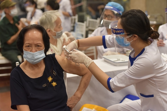 Hà Nội đang quyết tâm đến ngày 15-9 hoàn thành tiêm chủng mũi 1 vaccine Covid-19 cho 100% người dân từ 18 tuổi trở lên. Ảnh: Khánh Huy.