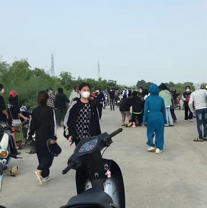 Hình ảnh 2 nhóm nữ sinh 2 nhóm nữ sinh