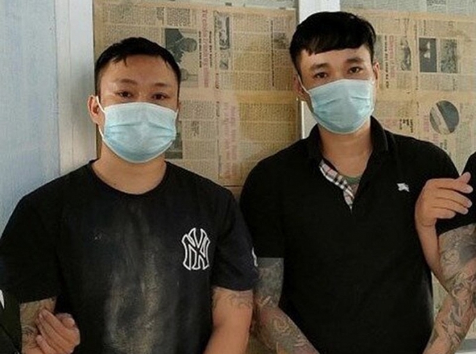 Hai nghi phạm Đinh Quốc Tuấn và Nguyễn Hoàng Nhật bị bắt giữ.  Ảnh: Công an Bình Định