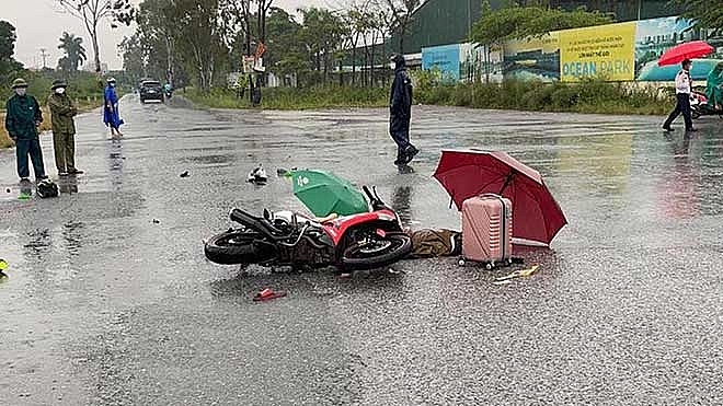 Đôi nam nữ bị sét đánh tử vong khi đang đi xe máy