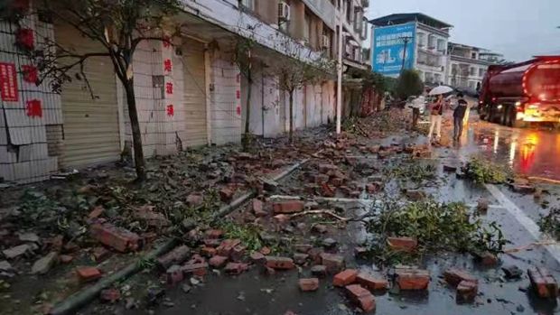 Trận động đất gây hư hại nhiều nhà cửa tại Trung Quốc.