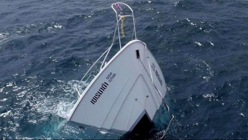 Tàu thủy chở khách bị lật, 15 người chết và mất tích