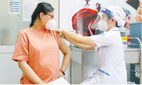 Khẩn trương tiêm vaccine COVID-19 cho phụ nữ mang thai trên 13 tuần