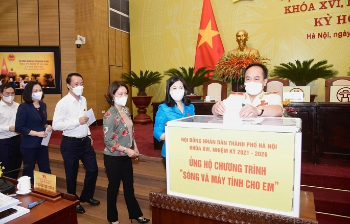 Đại biểu HĐND thành phố Hà Nội ủng hộ hơn 114 triệu đồng cho chương trình “Sóng và máy tính cho em”