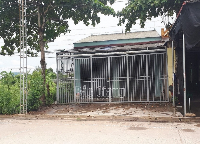 Ngôi nhà ông Hải dùng làm nơi tiếp đón, khám chữa bệnh nằm cách trụ sở UBND xã Hồng Giang hơn 100 mét.  