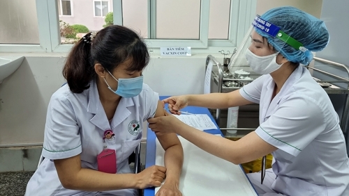 Hà Nội: Khẩn trương tiêm đủ 2 mũi vắc xin phòng Covid-19 cho nhân viên y tế