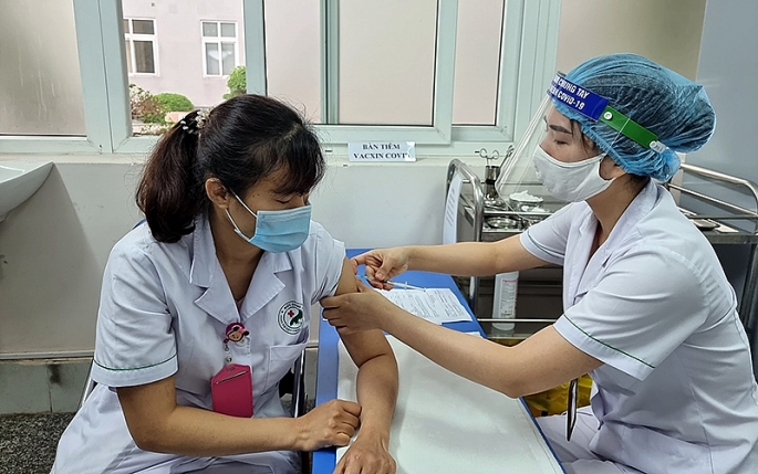 Khẩn trương tiêm đủ 2 mũi vắc xin phòng Covid-19 cho nhân viên y tế