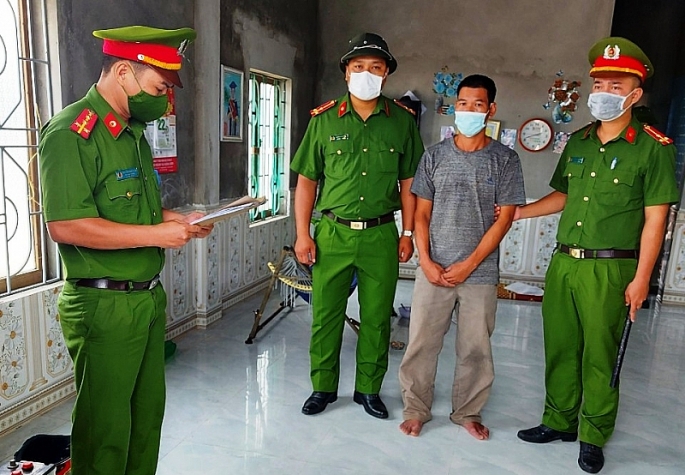 Công an đọc lệnh bắt tạm giam đối với Nguyễn Quang Trung.