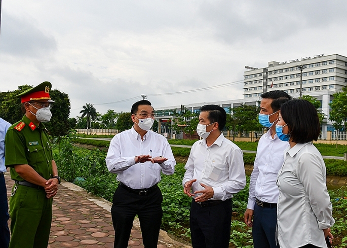 Chủ tịch UBND thành phố Hà Nội Chu Ngọc Anh kiểm tra công tác phong tỏa, cách ly Bệnh viện Bệnh Nhiệt đới T.Ư cơ sở Kim Chung tại Đông Anh.