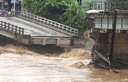 Sập cầu ở Yên Bái, 4 người bị lũ cuốn trôi