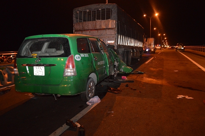 taxi tong duoi xe tai dang dung 3 nguoi tu vong tai cho