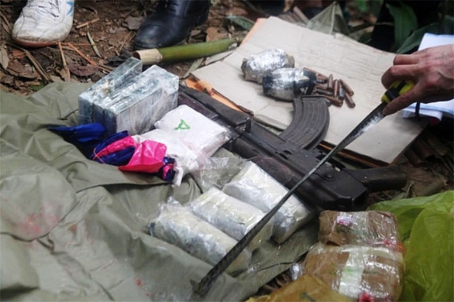 canh sat no sung vay bat nhom buon ma tuy co ak va luu dan