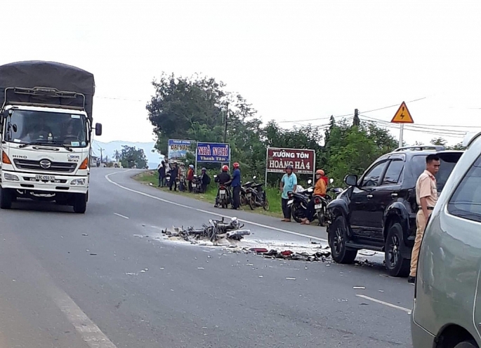 xe may doi dau o to roi boc chay mot nguoi tu vong