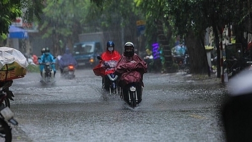 Nhiều khu vực trên cả nước có mưa dông, đề phòng lốc sét và gió giật mạnh